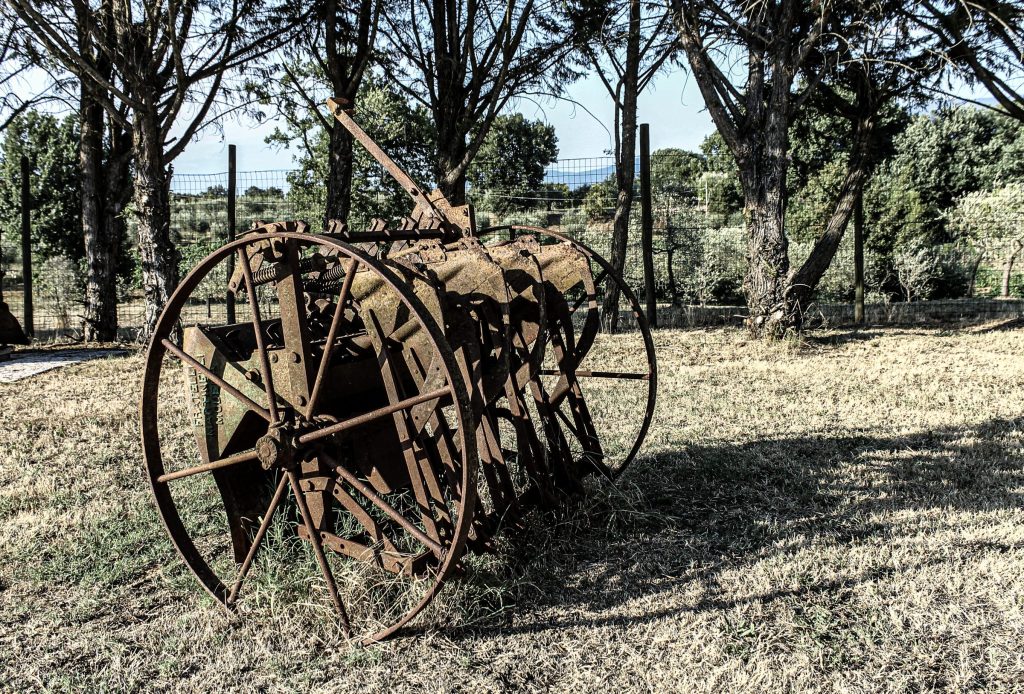 Un antico aratro conservato nel parco del podere